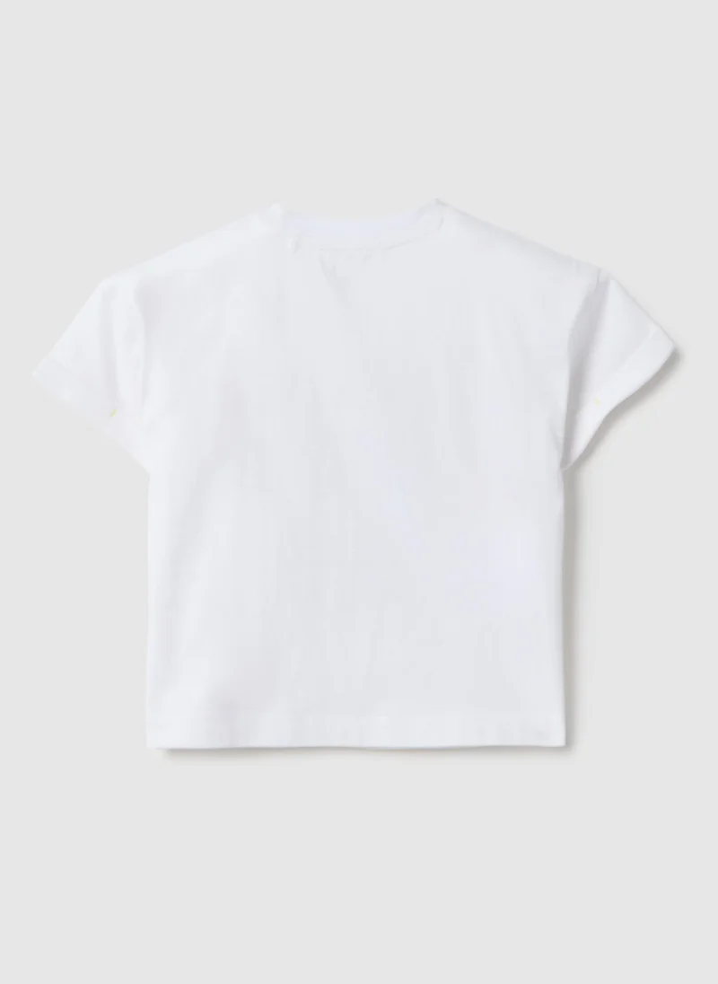 او في اس تيشيرت قطن أبيض للبنات من  بقصة عادية وطبعة